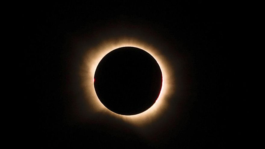 Incidencias durante el eclipse en La Rioja: un globo estratosférico cae sobre un tendido eléctrico en Alfaro