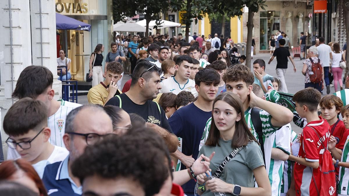 Isma Ruiz y Kevin Medina firman autógrafos a los aficionados del Córdoba CF
