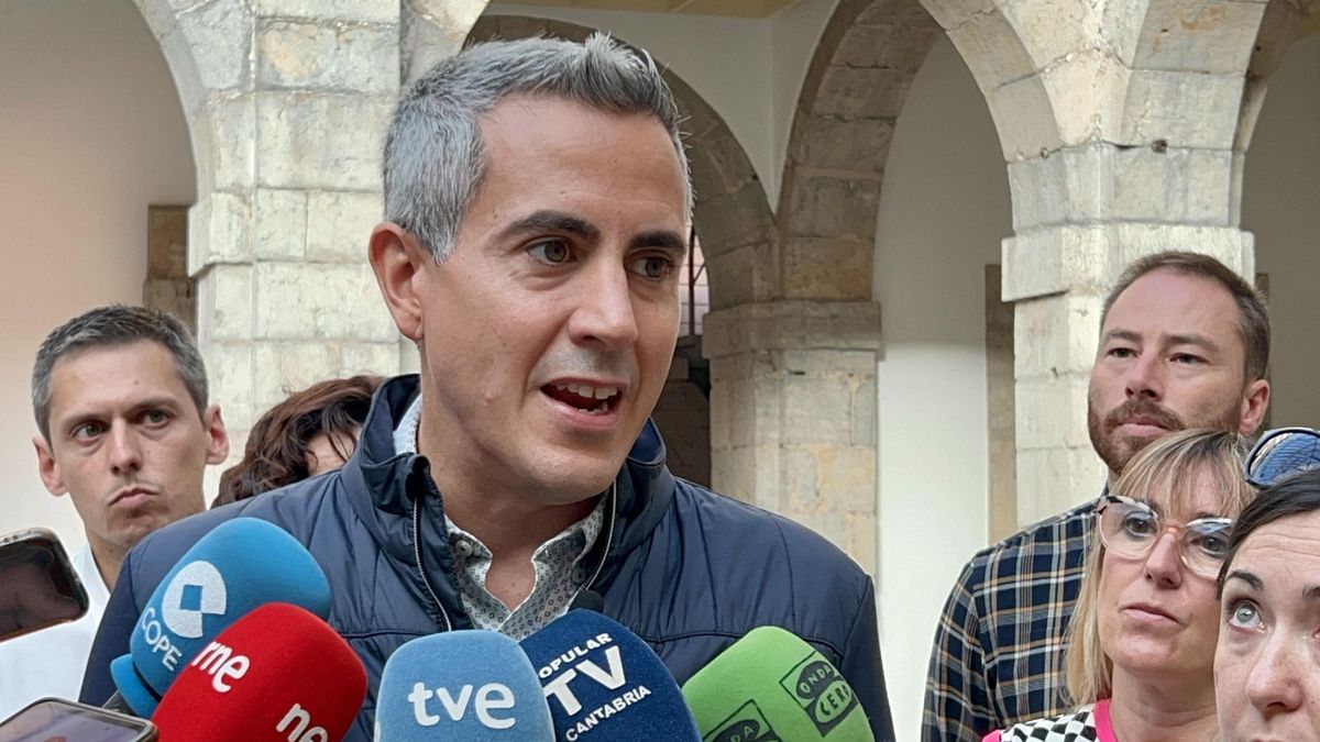 El secretario general del PSC-PSOE, Pablo Zuloaga, en declaraciones a la prensa en el Parlamento.