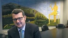 El magistrado Edmundo Rodríguez posa para la entrevista en la sala de reuniones de la Audiencia Provincial de Álava.