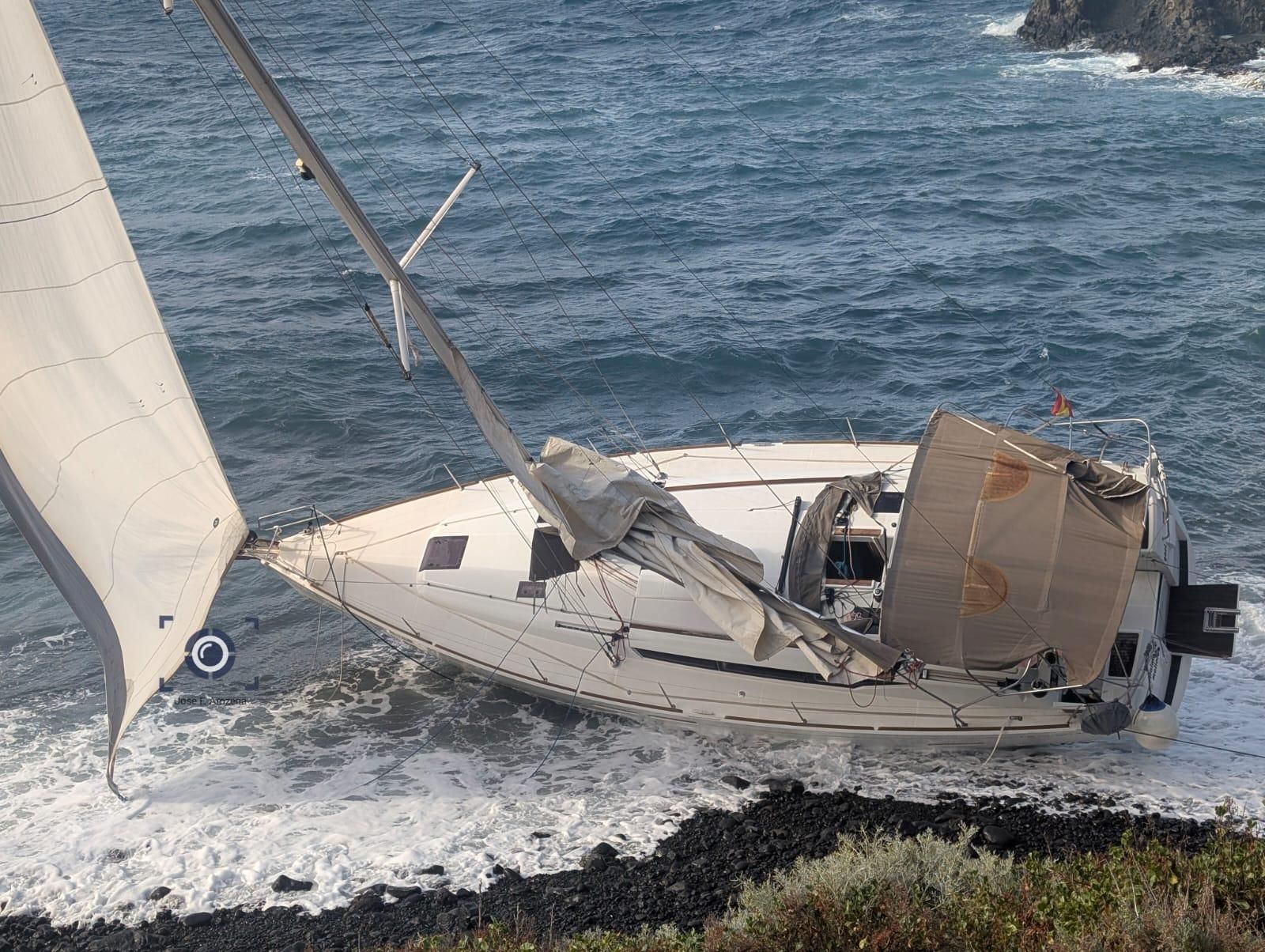 Estado del yate tras encallar en la playa de Los Guinchos. JOSÉ F. AROZENA