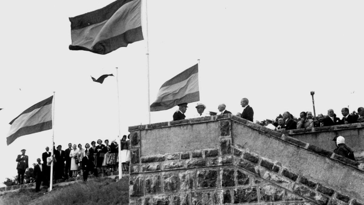 Álava homenajea a los pueblos anegados por los embalses: “Nos fuimos cuando el agua entraba ya por la puerta”