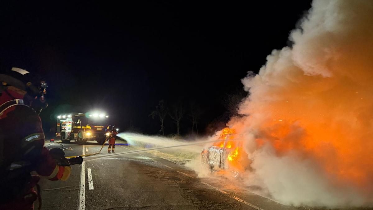 Bomberos del parque de Celada sofocan un incendio en un turismo de madrugada