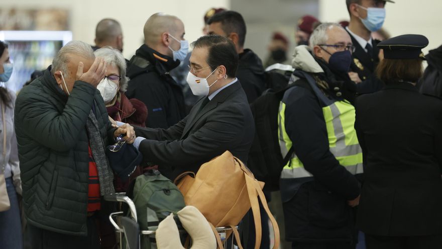 El ministro de Asuntos Exteriores, Unión Europea y Cooperación, José Manuel Albares (c), recibe a los ciudadanos españoles que se encontraban en Ucrania hoy, en Madrid (España).