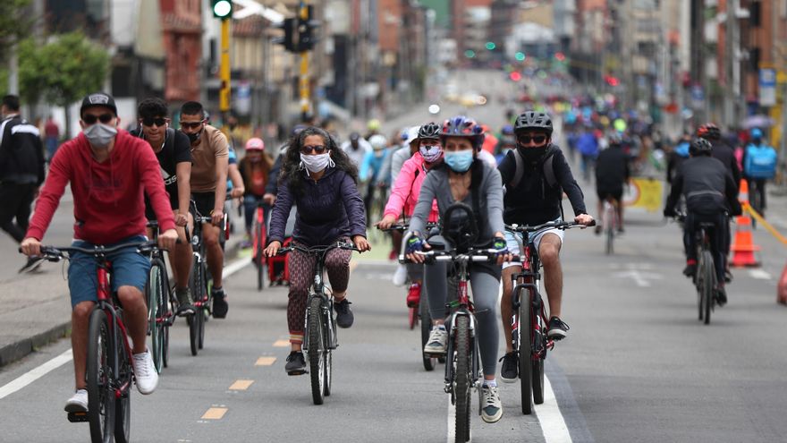 Gente en bicicleta en Bogotá.