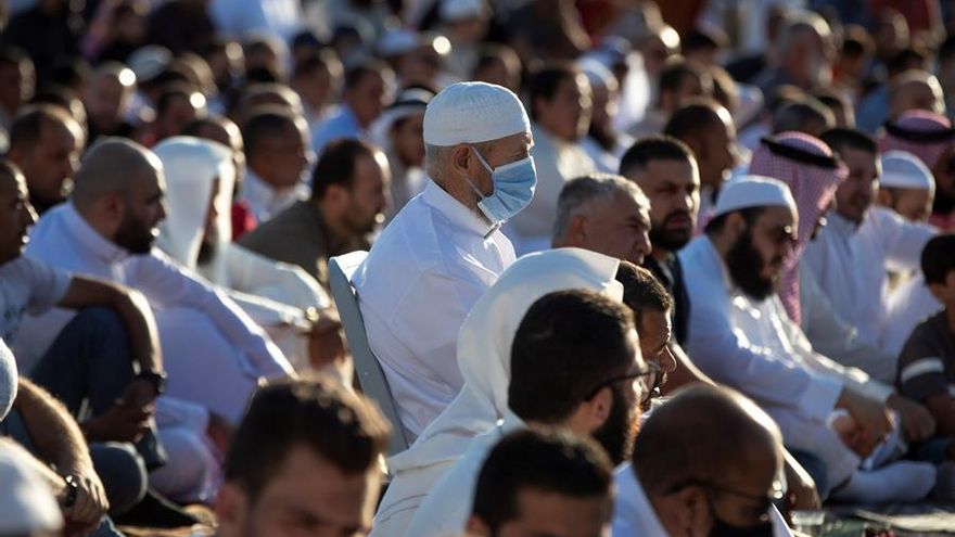 Un grupo de gente celebrando el Eid al-Adha, la festividad mayor de los musulmanes, el pasado 31 de julio en Amman (Jordania).