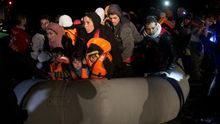 Una embarcación abarrotada de personas, entre ellas niños, llega desde Turquía al noreste de la isla griega de Lesbos, este domingo 20 de marzo de 2016 (AP Photo/Petros Giannakouris).