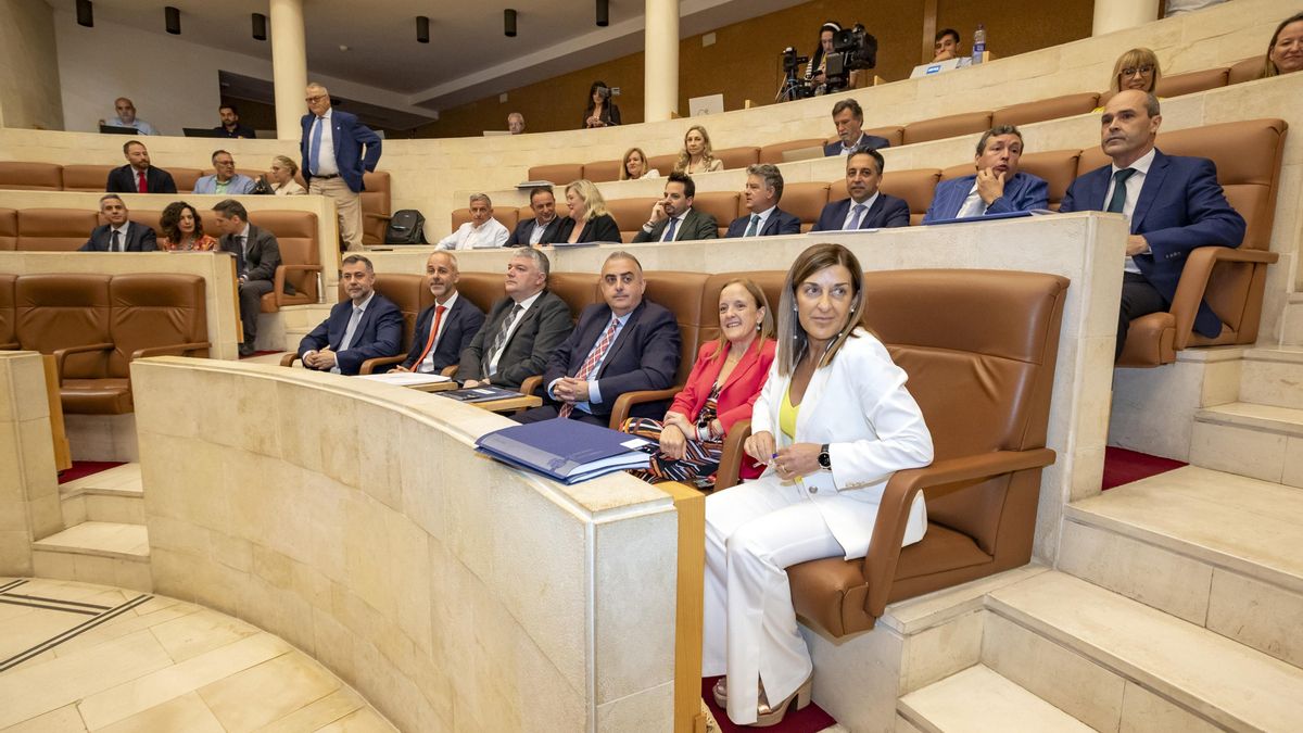 La presidenta de Cantabria, María José Sáenz de Buruaga (PP), antes del inicio del Debate sobre la Orientación Política del Gobierno.