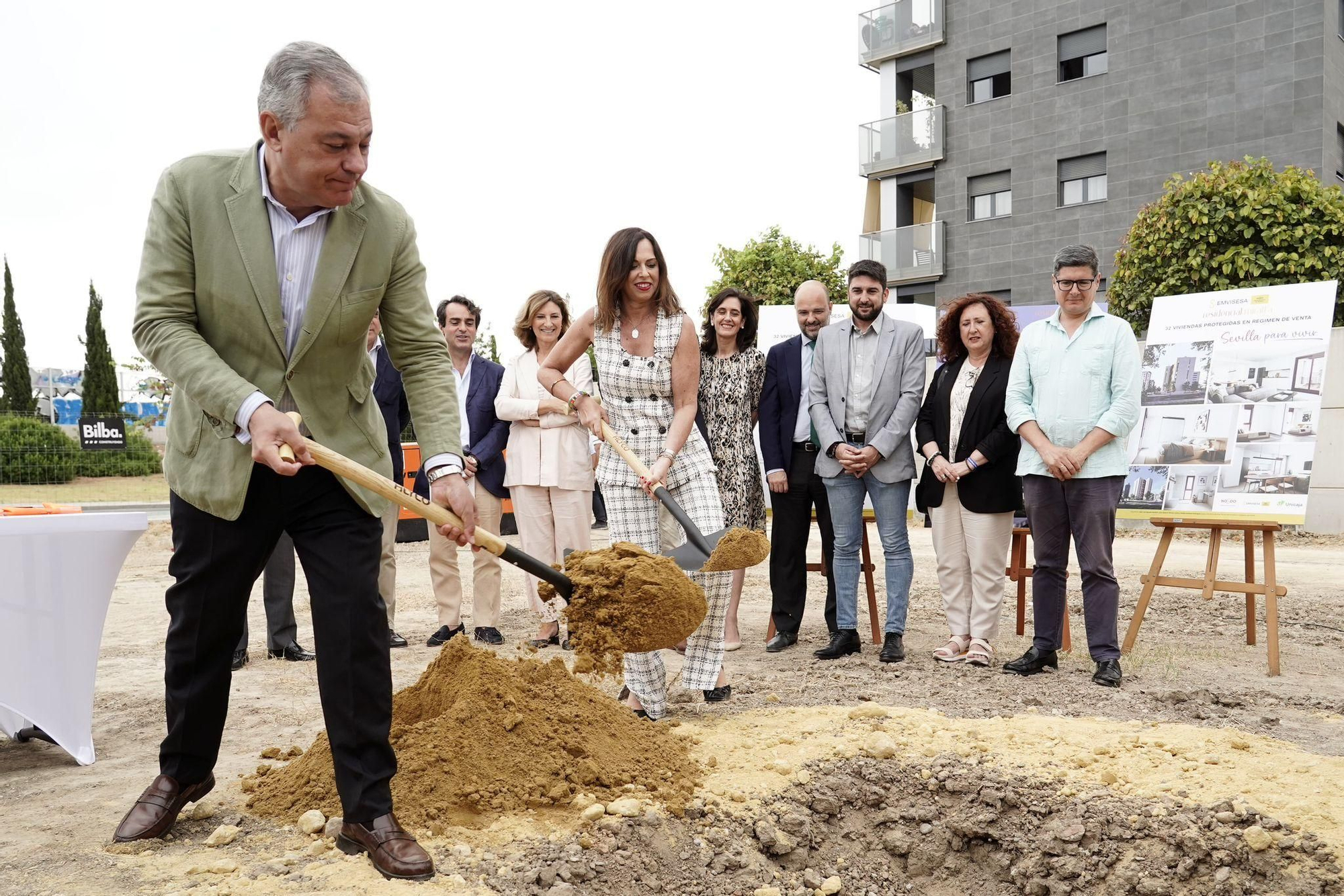 El alcalde, José Luis Sanz, y la consejera de Fomento, Rocío Díaz, este martes en la primera piedra de las VPO de Su Eminencia.
