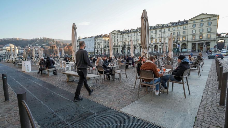 Decenas de personas en la terraza de una cafetería en Turín. EFE/EPA/Jessica Pasqualon