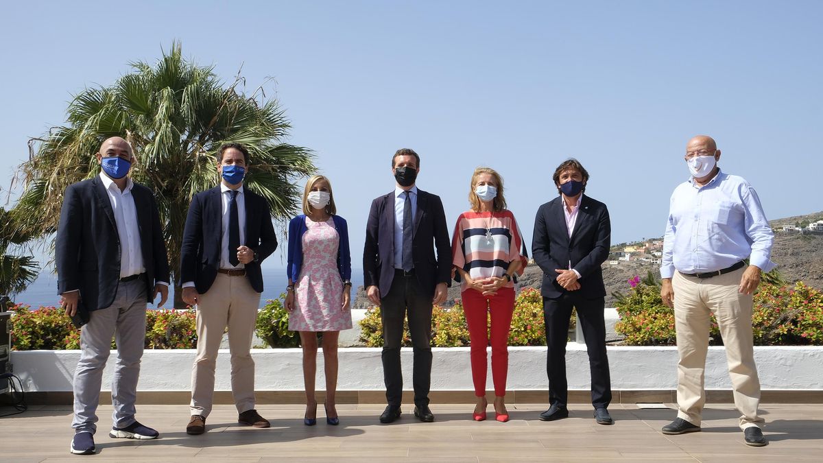 El presidente del PP, Pablo Casado, y el secretario general del partido, Teodoro García Egea, se reúnen en La Gomera con los presidentes de las patronales turísticas hoteleras de Canarias. En La Gomera, 25 de septiembre de 2020.