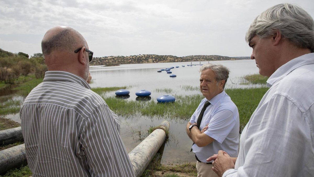 Fuentes (centro), durante una visita al embalse de La Colada.