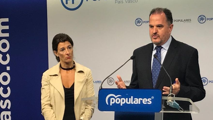 Carlos Iturgaiz, junto a Laura Garrido, en una rueda de prensa en Bilbao