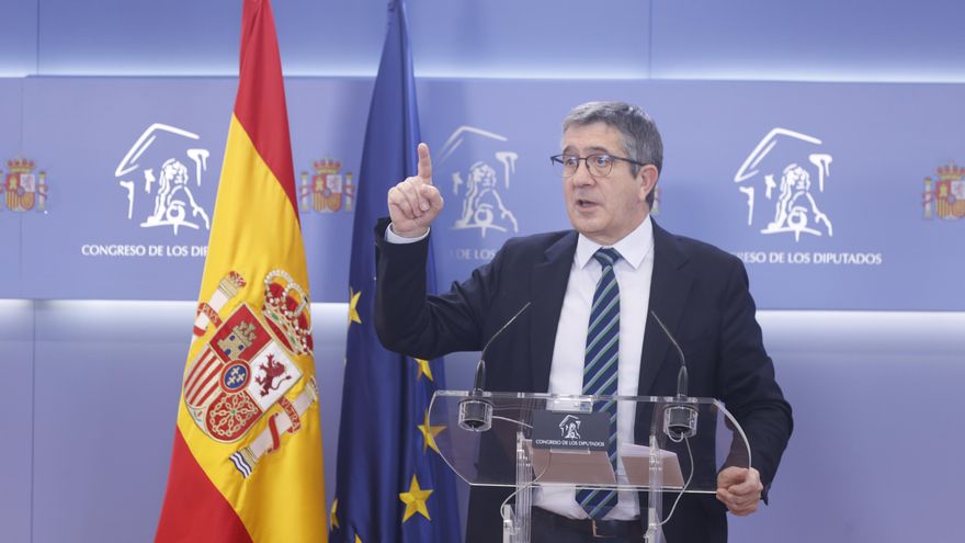 El portavoz del PSOE, Patxi López, durante la rueda de prensa previa a la reunión de la Junta de Portavoces, este martes en el Congreso. EFE/ Javier Lizón
