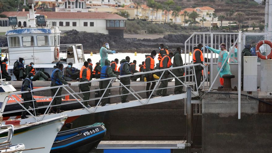 Salvamento Marítimo ha trasladado este viernes al puerto de los Cristianos, en Tenerife, a los 59 ocupantes de una embarcación que fue localizada en las cercanías de la costa de la isla.