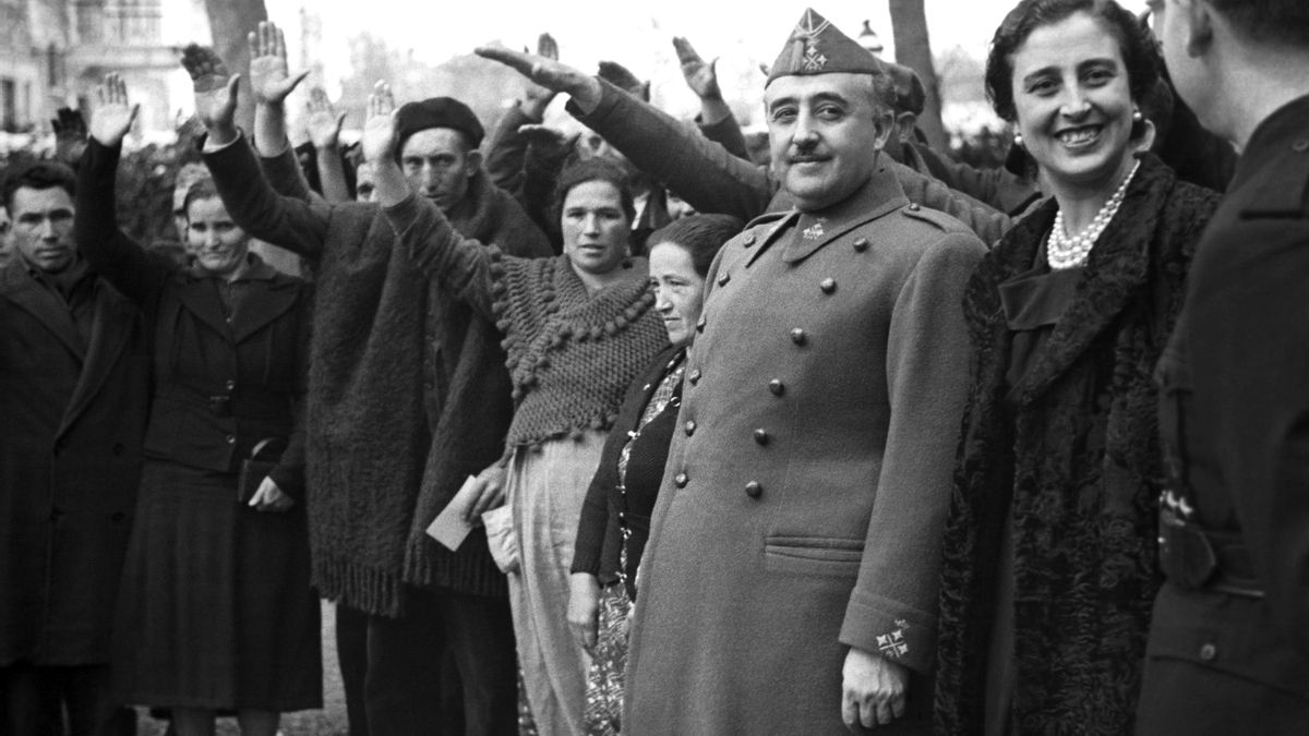 Francisco Franco y su esposa Carmen Polo, en un homenaje en marzo de 1939.