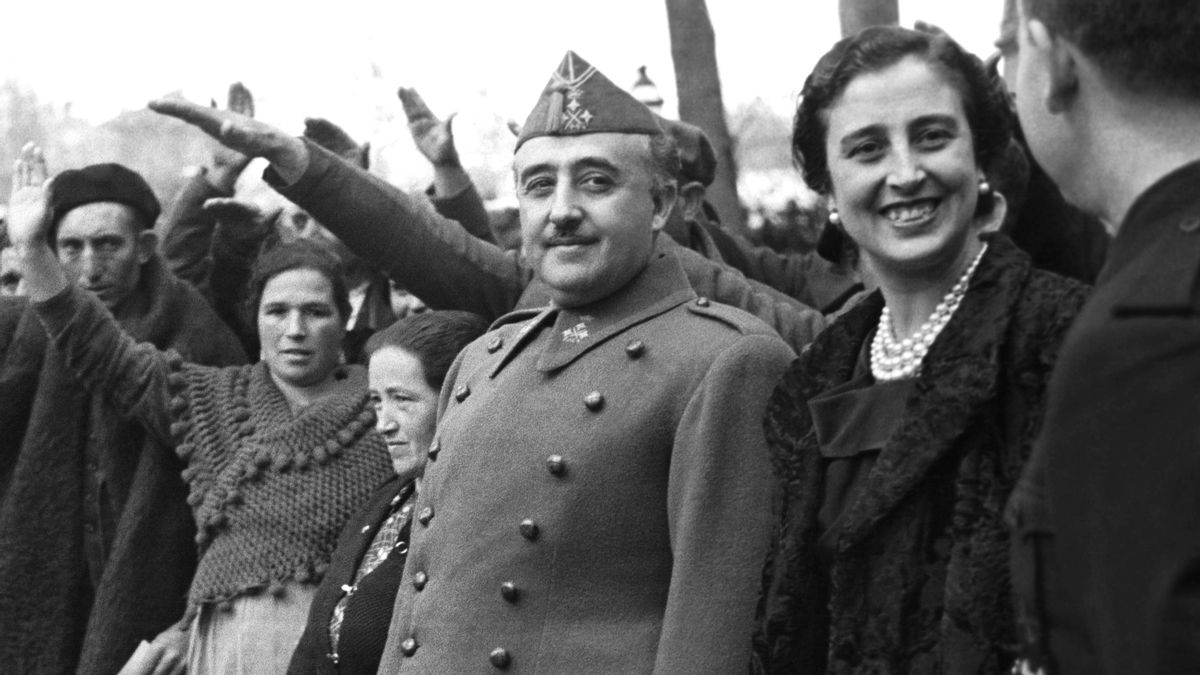 Francisco Franco y su esposa Carmen Polo, en un homenaje en marzo de 1939.