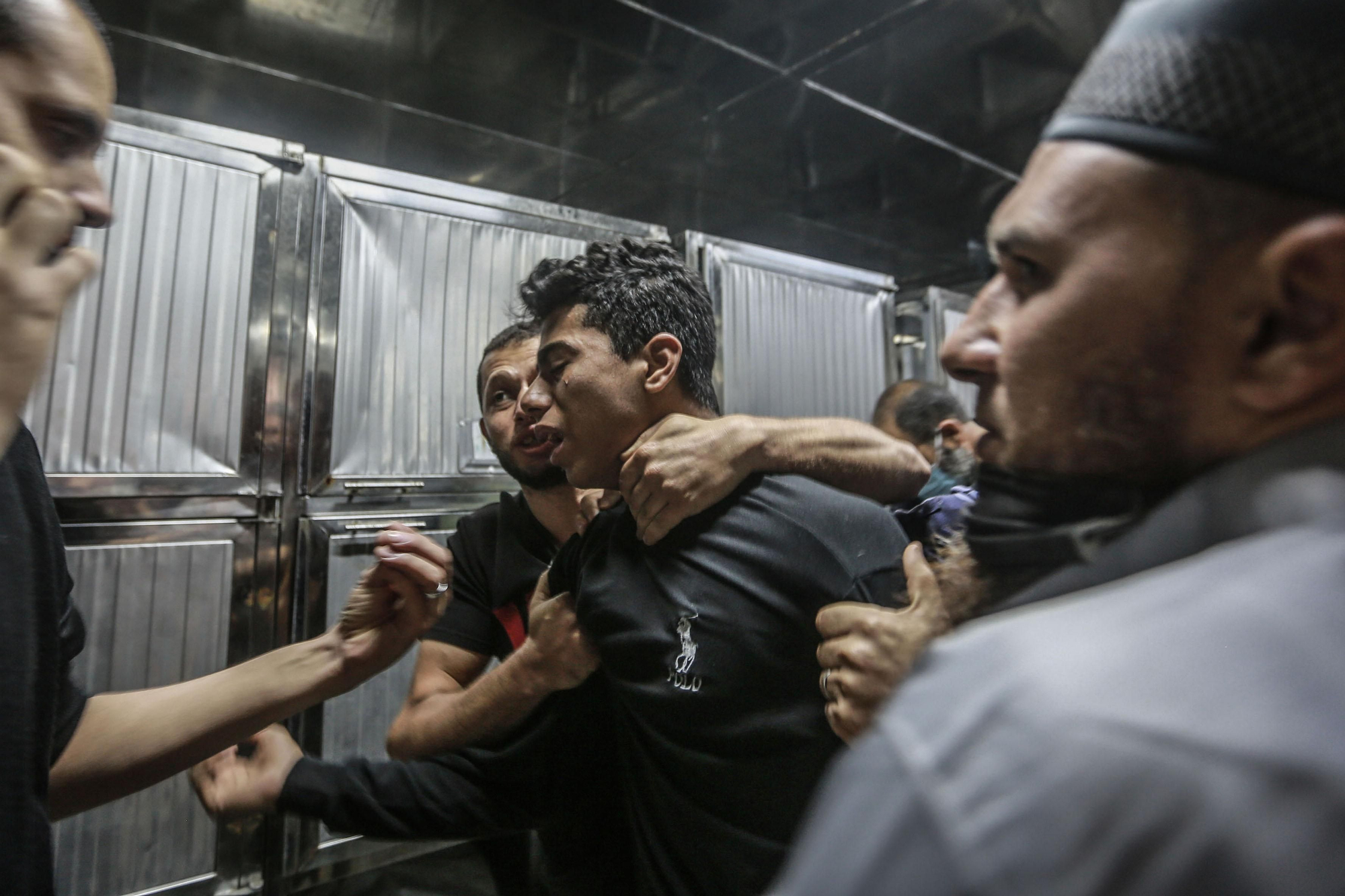 Un palestino llora a un familiar muerto