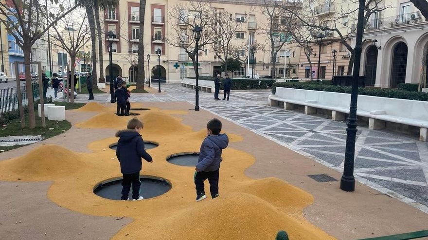Varios niños juegan en uno de los jardines remodelados.