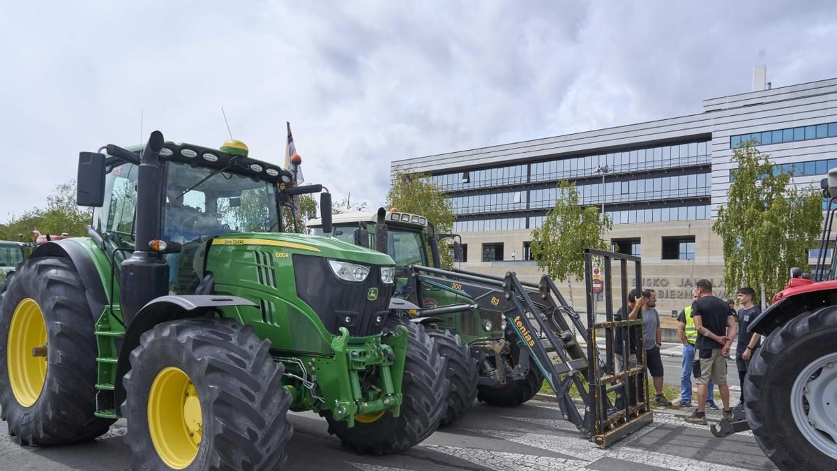 Los agricultores sacan sus tractores a las calles de Vitoria para exigir que Euskadi se declare zona de sequía