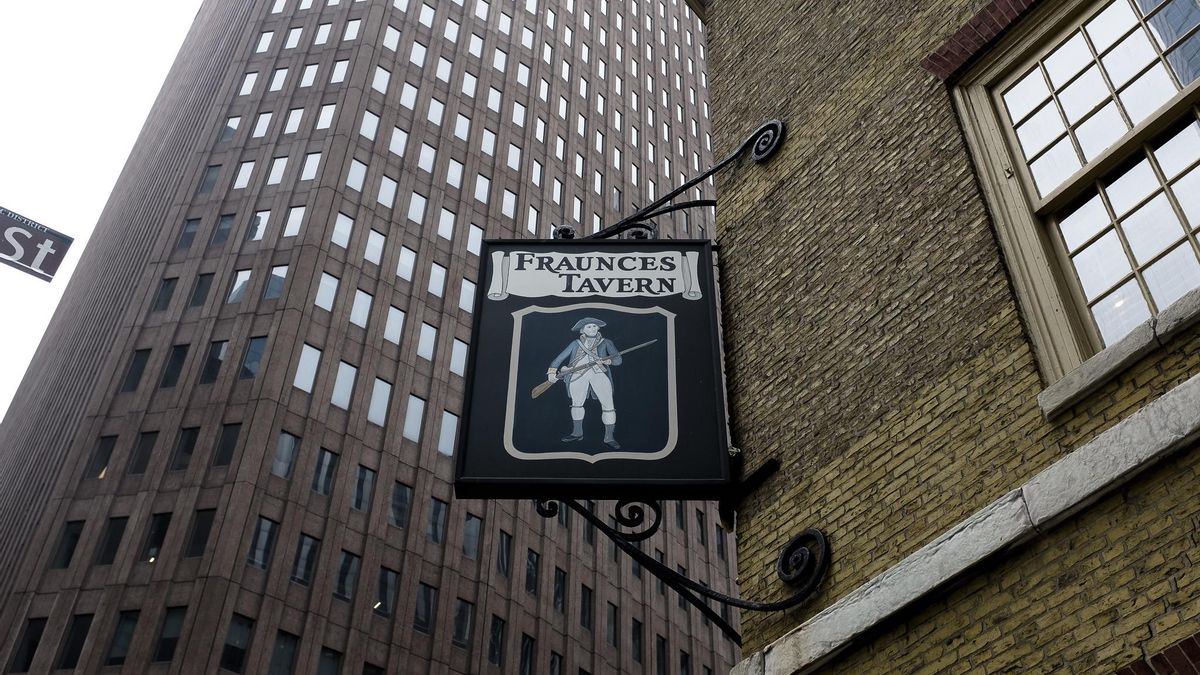 El siglo XVIII mira de frente al XXI. Fraunces Tavern, un lugar con mucha historia donde el mismísimo George Washington brindó por la independencia del país.