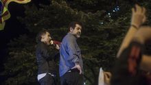 Jordi Cuixart y Jordi Sánchez hablan a los manifestantes subidos a un vehículo de la Guardia Civil en la noche del 20 de septiembre.