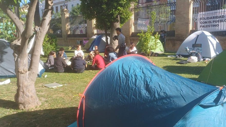 Medio centenar de delegados de alumnos de la Universidad de Sevilla en los últimos 40 años apoya la acampada propalestina