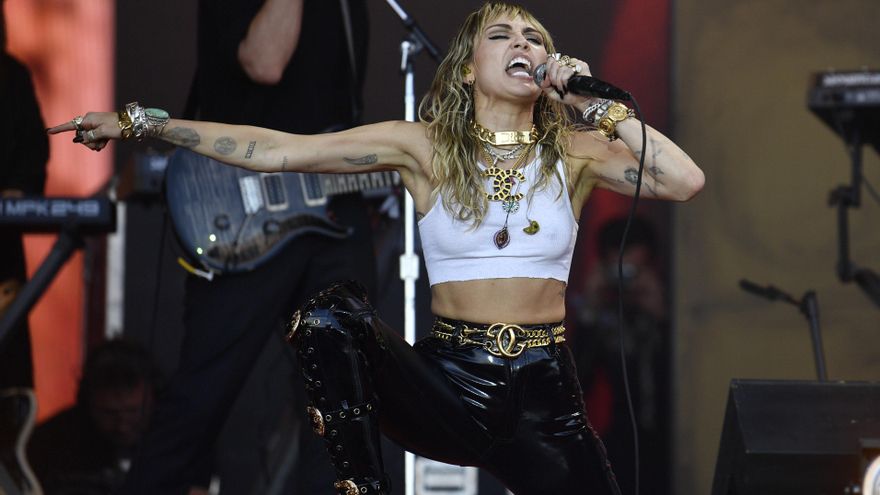 Miley Cyrus y sus problemas vocales: otros cantantes que han pasado por casos similares