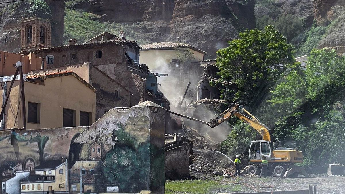Proceso de derribo del palacio de los Villahermosa, en Los Fayos (Zaragoza)