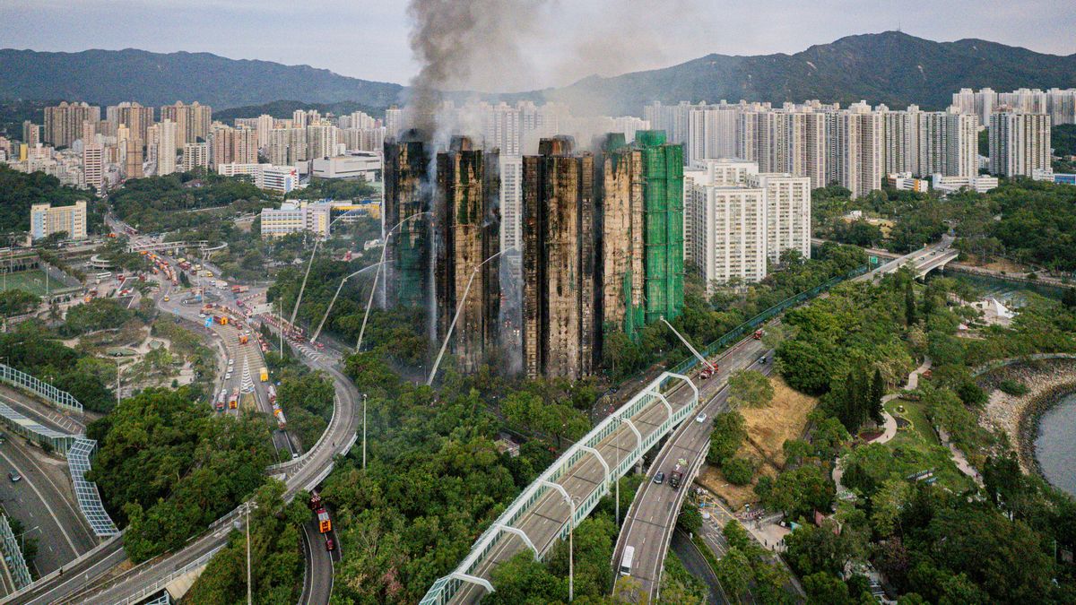 El humo se eleva desde el incendio de un apartamento en el distrito de Tai Po de Hong Kong, China, el 27 de noviembre de 2025.