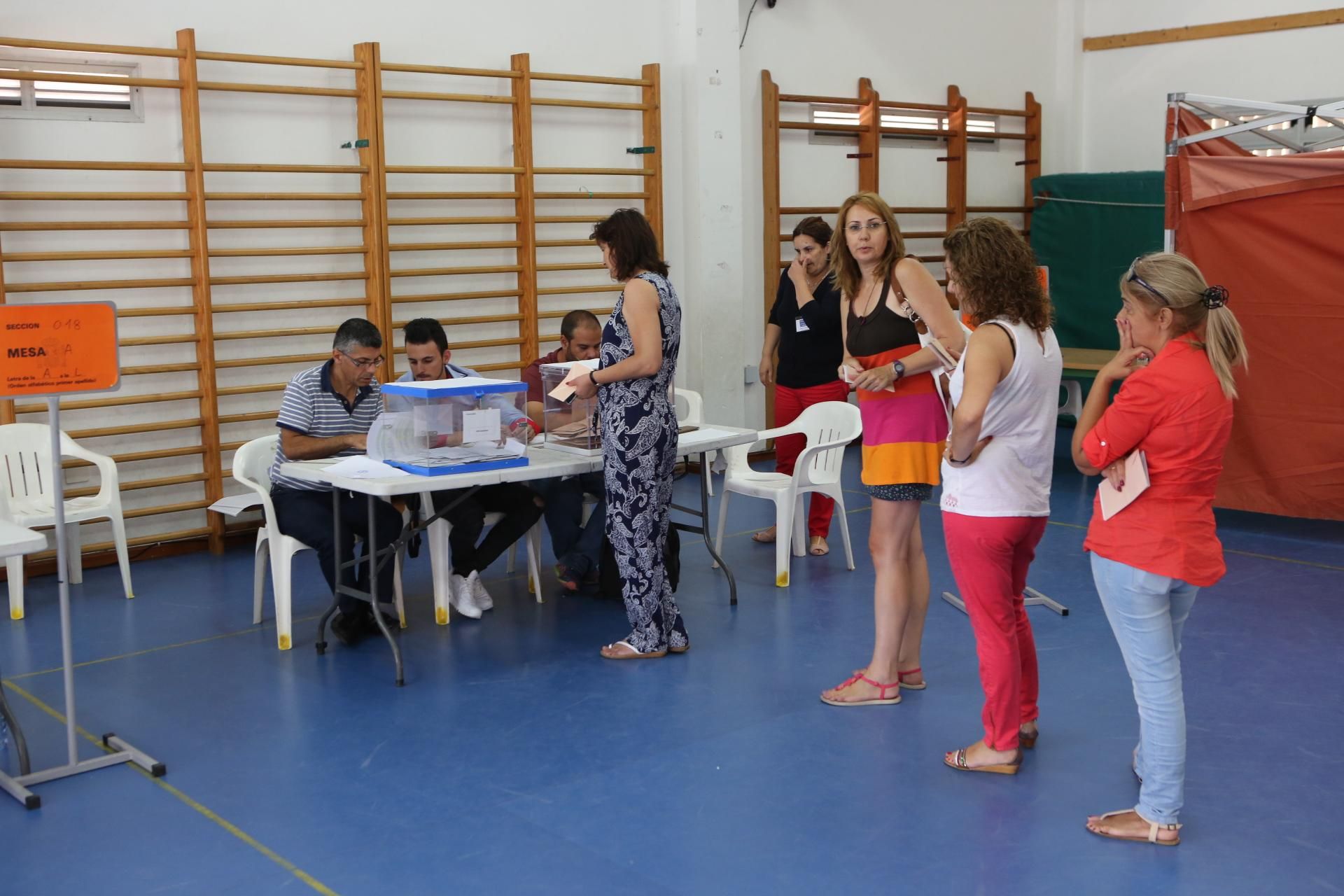Jornada electoral en el Colegio 20 de enero, Arinaga (Alejandro Ramos)