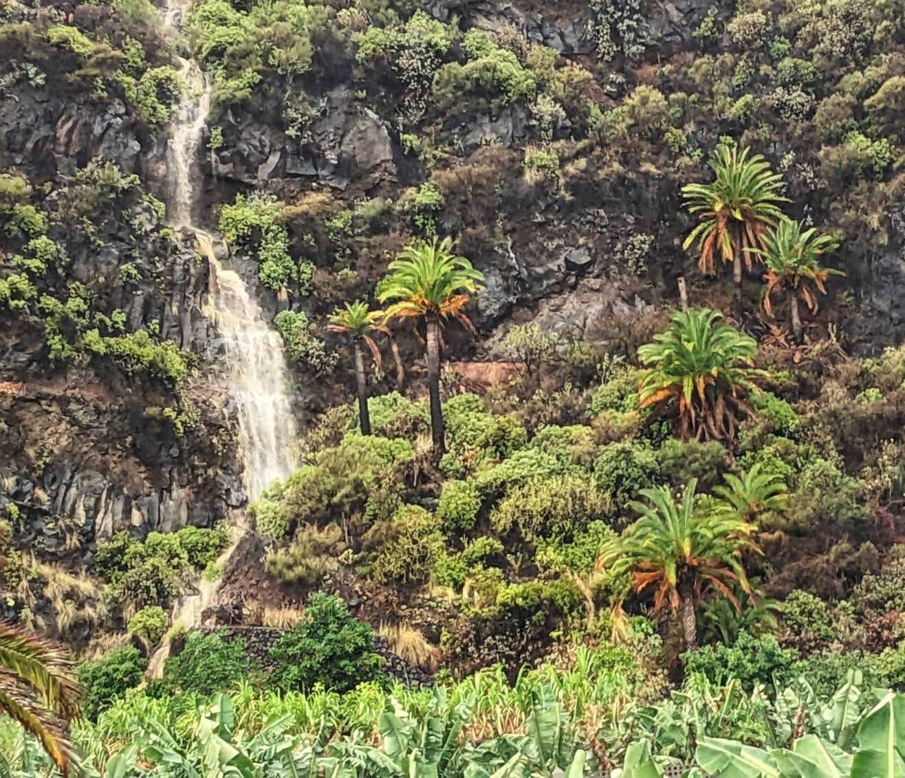 El agua de lluvia corre por las laderas. JOSÉ F. AROZENA