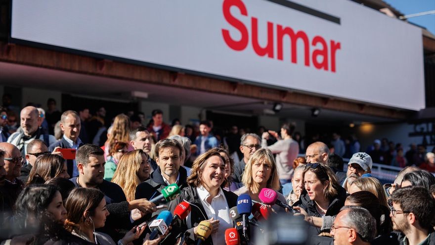 La alcaldesa de Barcelona, Ada Colau, atiende a los medios a su llegada el acto de la plataforma SUMAR.