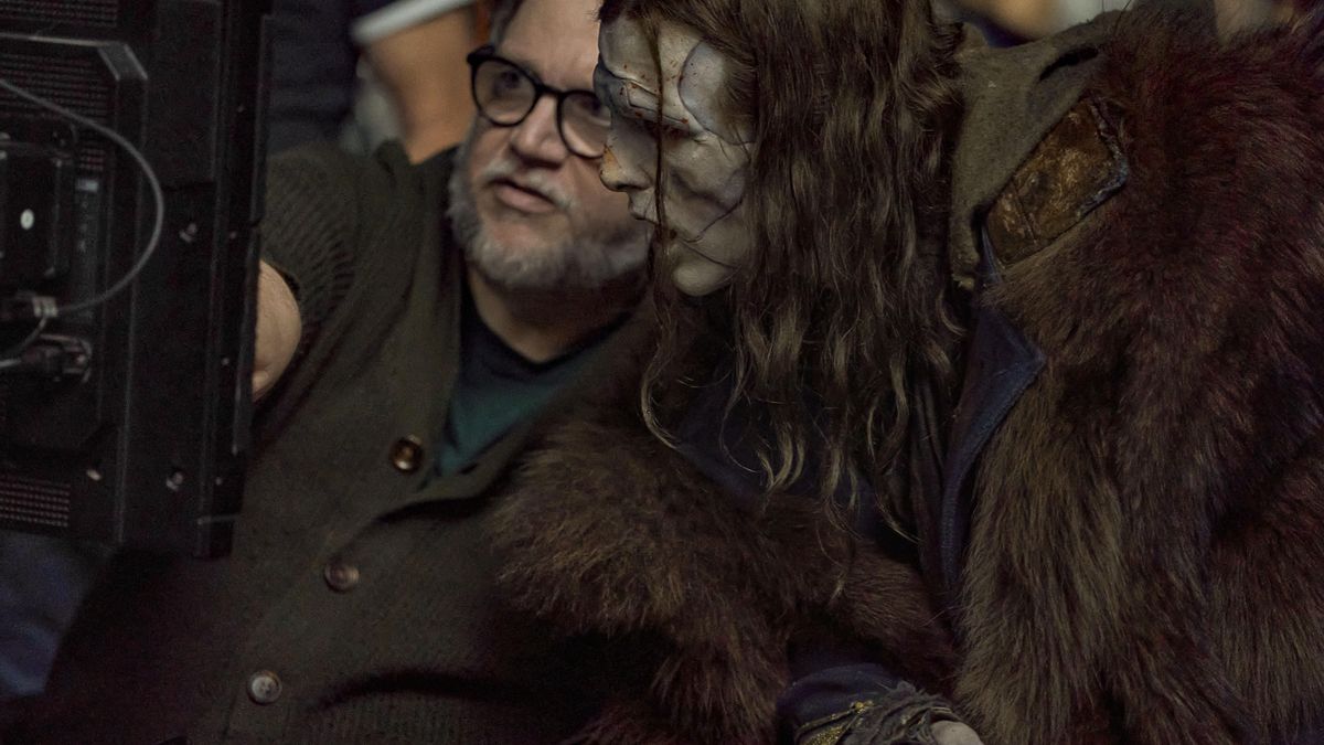 Guillermo del Toro con la Criatura (que no 'Frankenstein'), en el rodaje de la película homónima