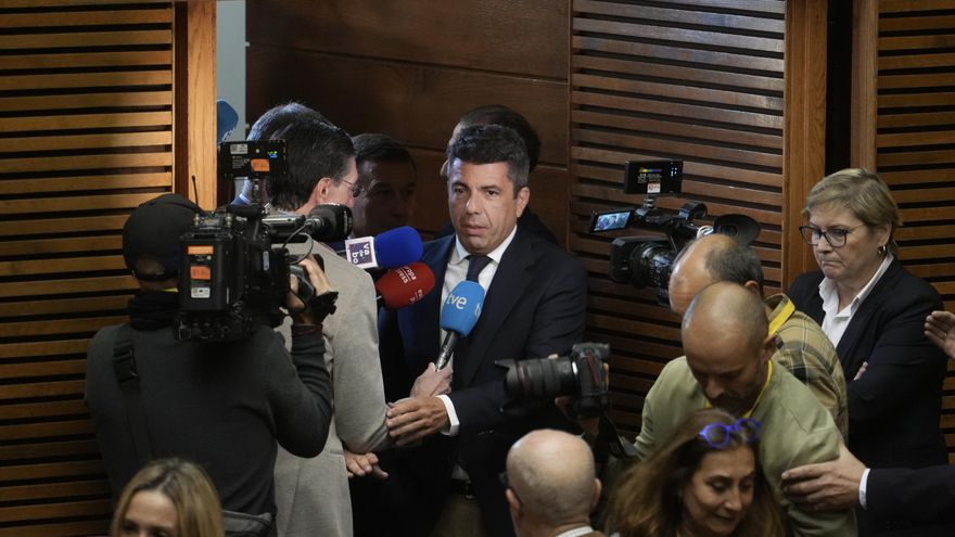 El expresidente de la Generalitat valenciana, Carlos Mazón, atiende a los medios