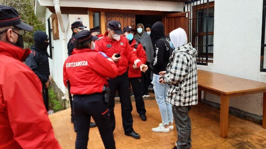 Operativo de la Ertzaintza en Derio, este martes