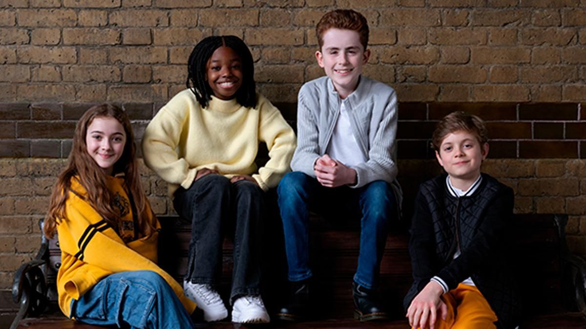 India Moon, Jazmyn Lewin, Cian Eagle Service y James Trevelyan Buckle