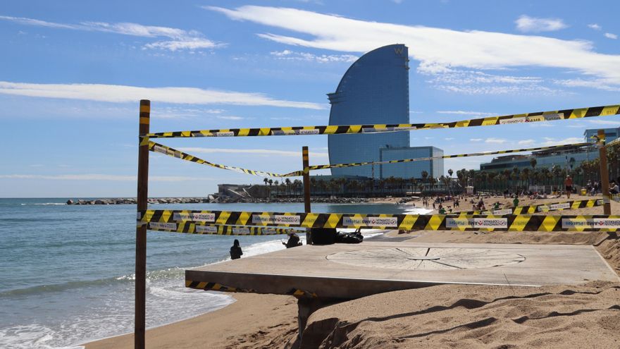 El litoral catalán inicia una temporada incierta con playas sin arena y paseos marítimos destrozados por los temporales
