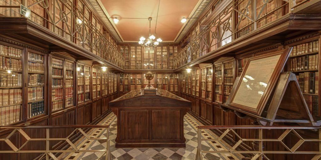 Biblioteca Pública Arús.