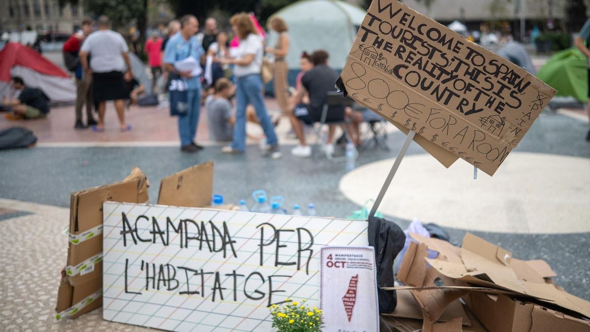 Carteles de protesta por el precio de la vivienda dirigidos a los turistas durante la acampada en la Plaza de Catalunya, en Barcelona, el 30 de septiembre.