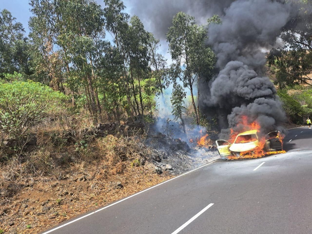 Incendio del vehículo en Villa de Mazo.