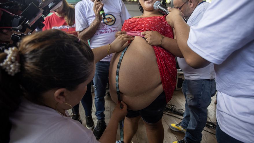 Una madre con cuatro hijos gana el peculiar concurso 'La madre panza' en Nicaragua