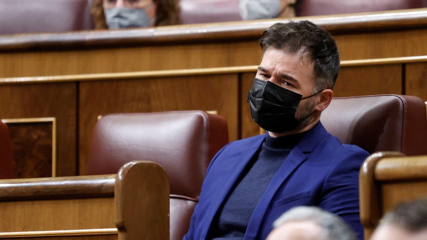 El portavoz de ERC en el Congreso, Gabril Rufián, asiste al pleno, este miércoles en el Congreso de los Diputados. EFE/ Chema Moya