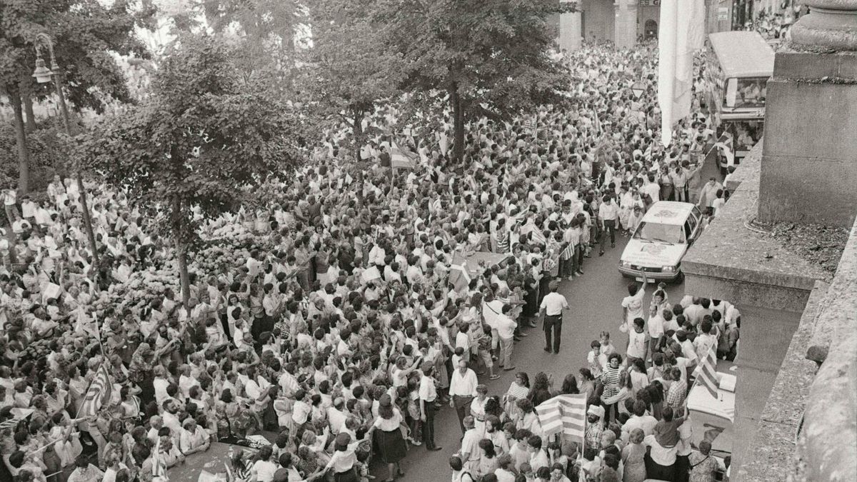 Recibimiento junto a la Diputación y en la plaza de Gipuzkoa