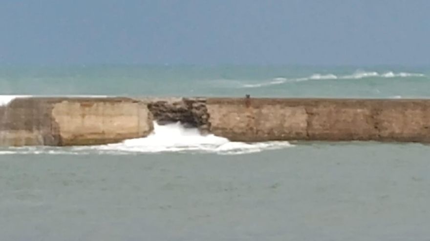 La borrasca Herminia provoca la rotura del dique del puerto asturiano de Luarca y genera una caverna en su interior