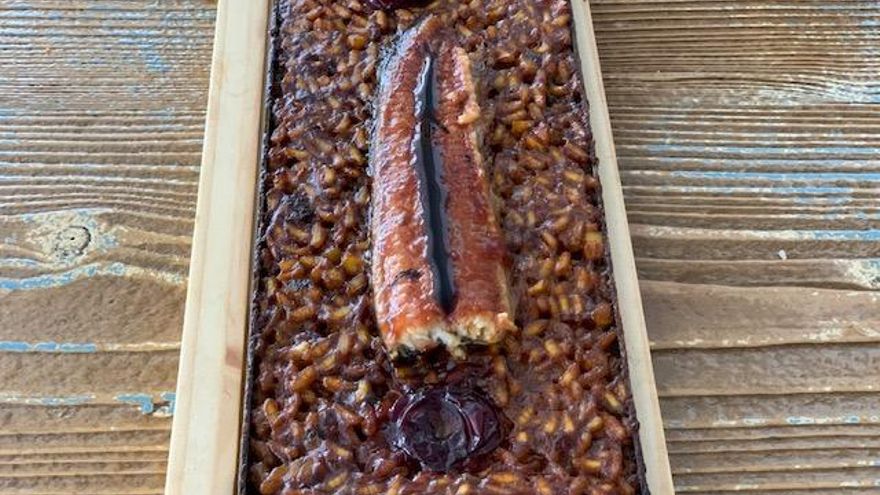 Arroz cuadrado de Anguila y Cerezas