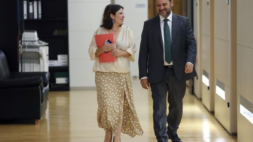 La vicesecretaria general y portavoz del Grupo Parlamentario Socialista, Adriana Lastra, y el secretario de Organización y ministro de Fomento, José Luis Ábalos.