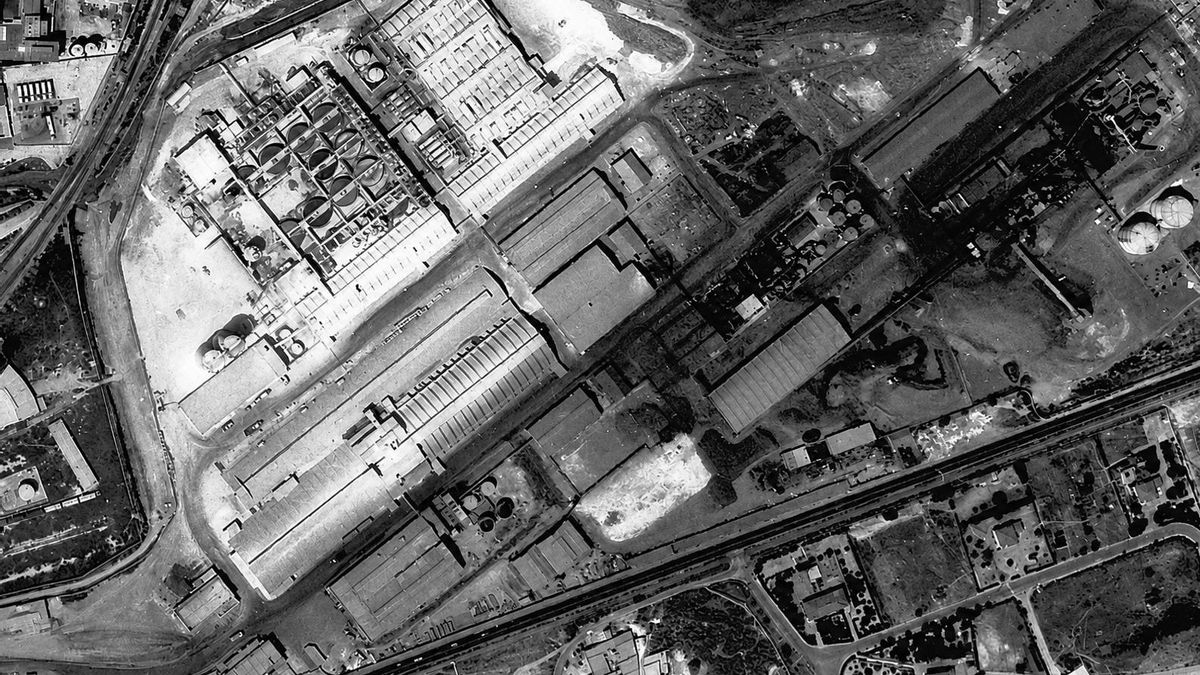 Los Mateos. Imagen aérea de la planta de Ercros en El Hondón de Cartagena, tomada en el vuelo de junio de 1984.