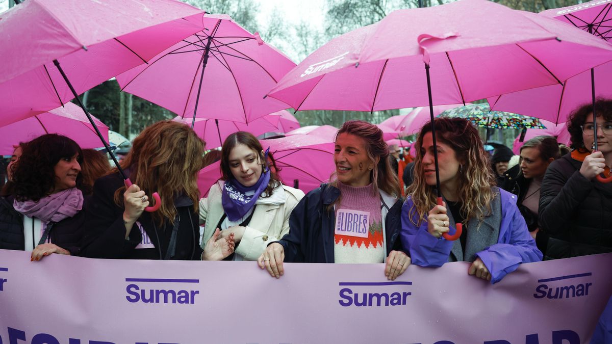 La vicepresidenta segunda y ministra de Trabajo y Economía Social Yolanda Diaz participa en la manifestación que con motivo del Día Internacional de la Mujer, recorre este sábado las calles de Madrid.