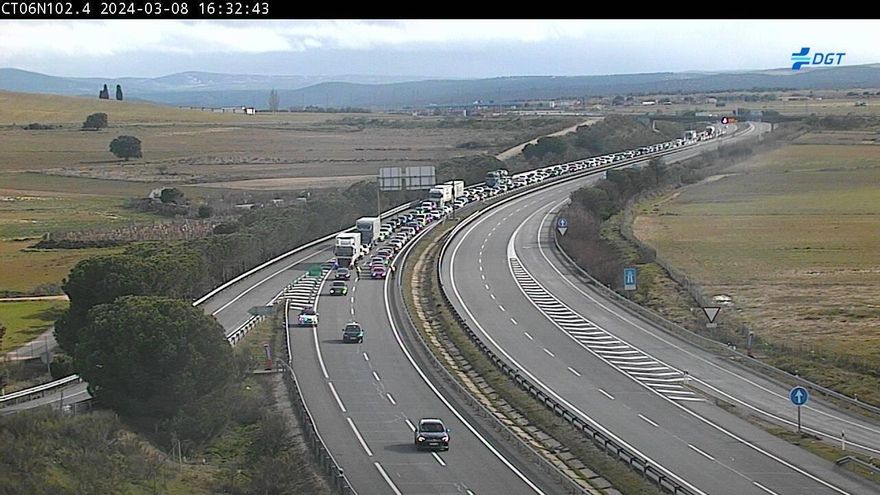 La Guardia Civil carga contra un grupo de agricultores y ganaderos tras cortar A-6 en Ávila